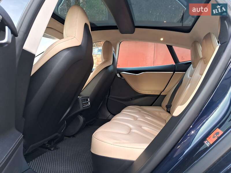 Лифтбек Tesla Model S 2015 в Павлограде