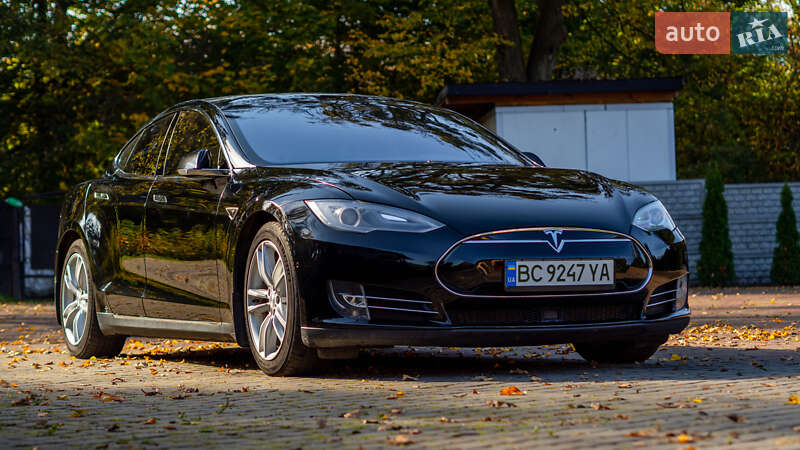 Лифтбек Tesla Model S 2015 в Жовкве