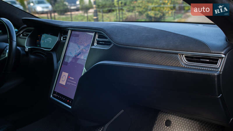 Лифтбек Tesla Model S 2015 в Жовкве