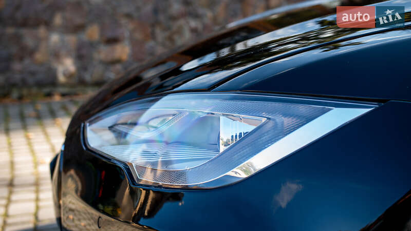 Лифтбек Tesla Model S 2015 в Жовкве