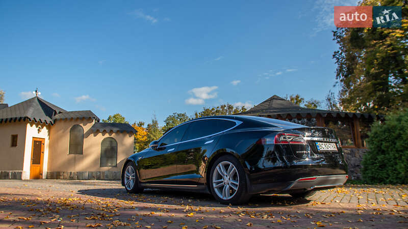 Лифтбек Tesla Model S 2015 в Жовкве