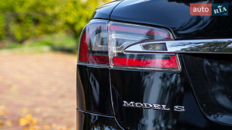 Лифтбек Tesla Model S 2015 в Жовкве