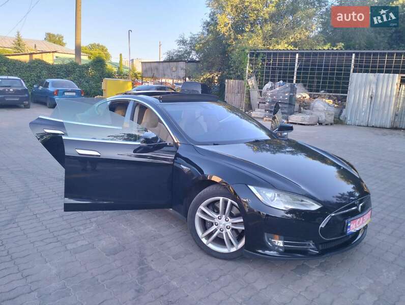 Лифтбек Tesla Model S 2016 в Львове