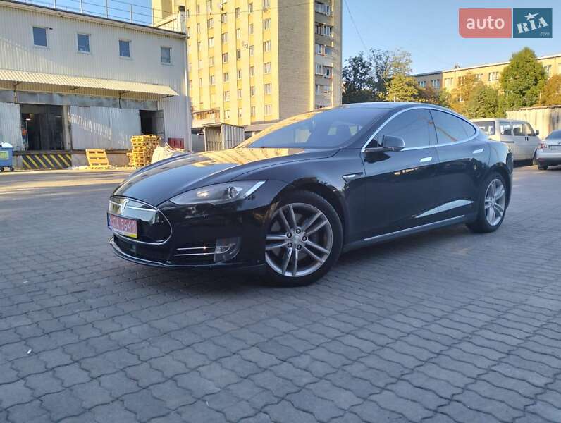 Лифтбек Tesla Model S 2016 в Львове