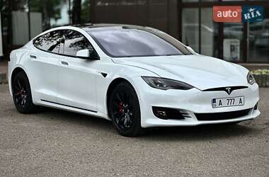 Лифтбек Tesla Model S 2017 в Черновцах