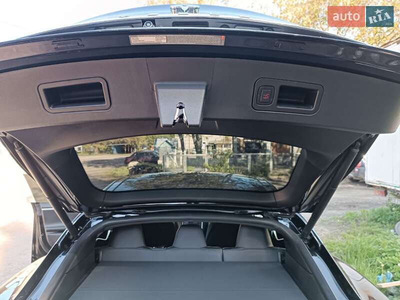 Лифтбек Tesla Model S 2017 в Черновцах