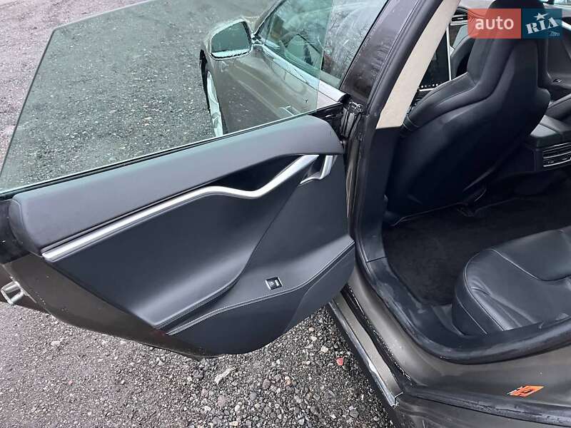Лифтбек Tesla Model S 2015 в Киеве фото 21 Лифтбек Tesla Model S 2015 в Киеве