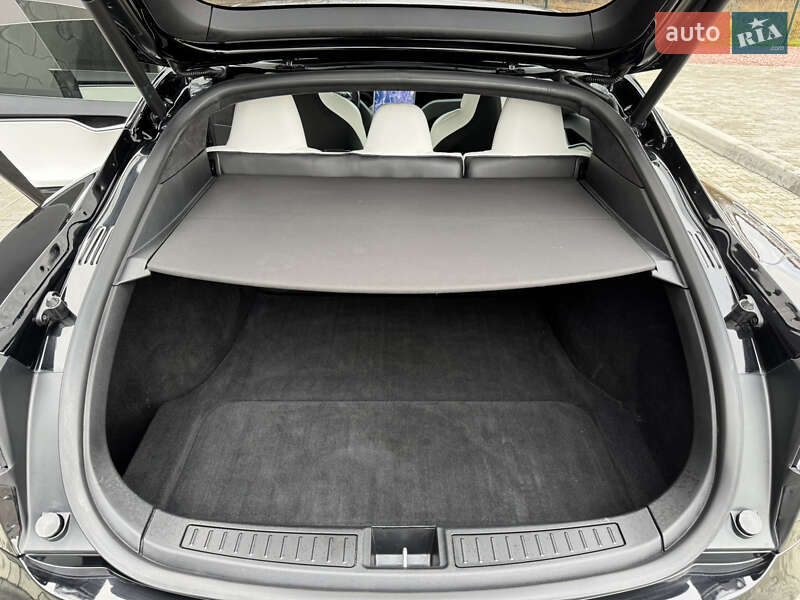 Ліфтбек Tesla Model S 2019 в Стрию