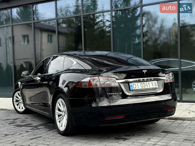 Лифтбек Tesla Model S 2017 в Львове