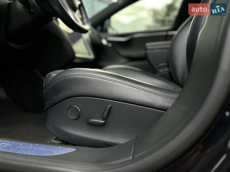 Лифтбек Tesla Model S 2017 в Львове