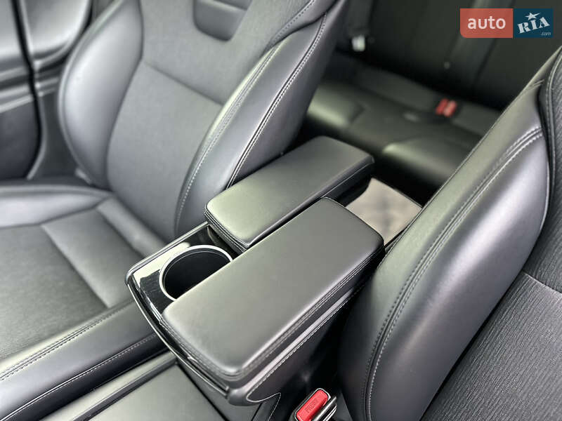 Лифтбек Tesla Model S 2017 в Львове