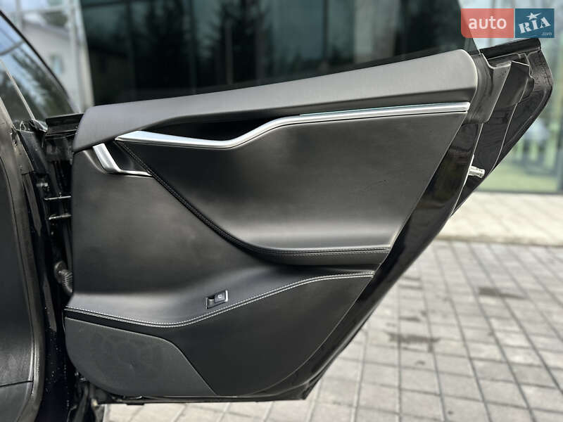Лифтбек Tesla Model S 2017 в Львове