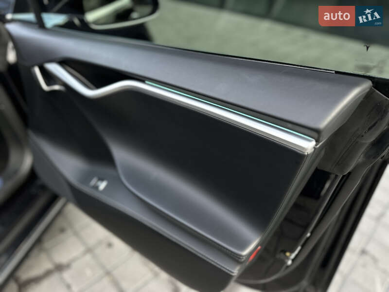 Лифтбек Tesla Model S 2017 в Львове
