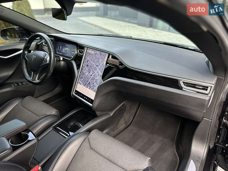 Лифтбек Tesla Model S 2017 в Львове