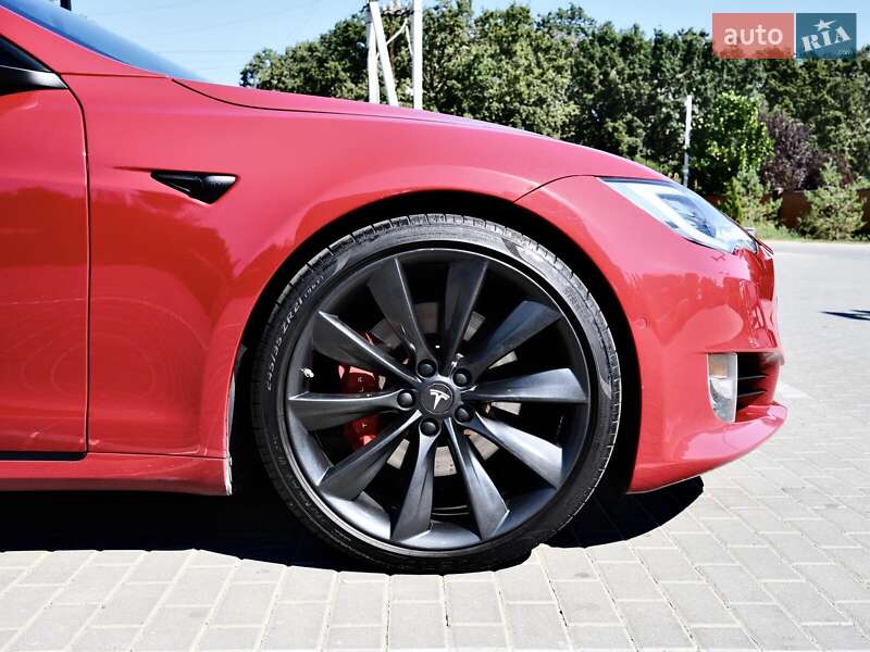Лифтбек Tesla Model S 2017 в Сходнице