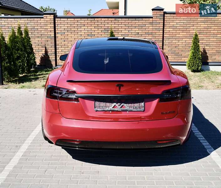 Лифтбек Tesla Model S 2017 в Сходнице