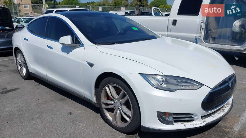 Ліфтбек Tesla Model S 2014 в 