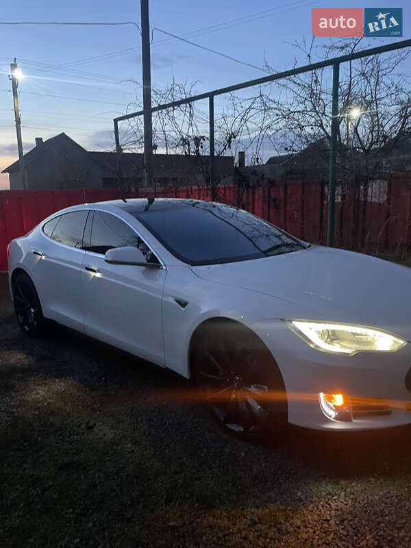 Лифтбек Tesla Model S 2014 в Ужгороде