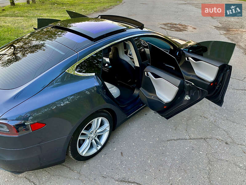 Ліфтбек Tesla Model S 2015 в Харкові
