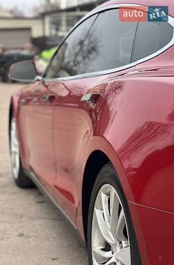 Лифтбек Tesla Model S 2015 в 