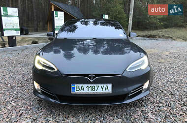 Ліфтбек Tesla Model S 2016 в Саврані