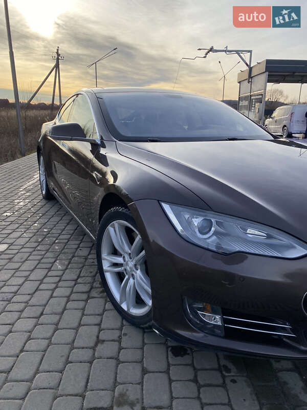 Лифтбек Tesla Model S 2014 в Жовкве