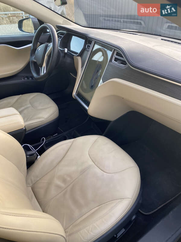 Лифтбек Tesla Model S 2014 в Жовкве