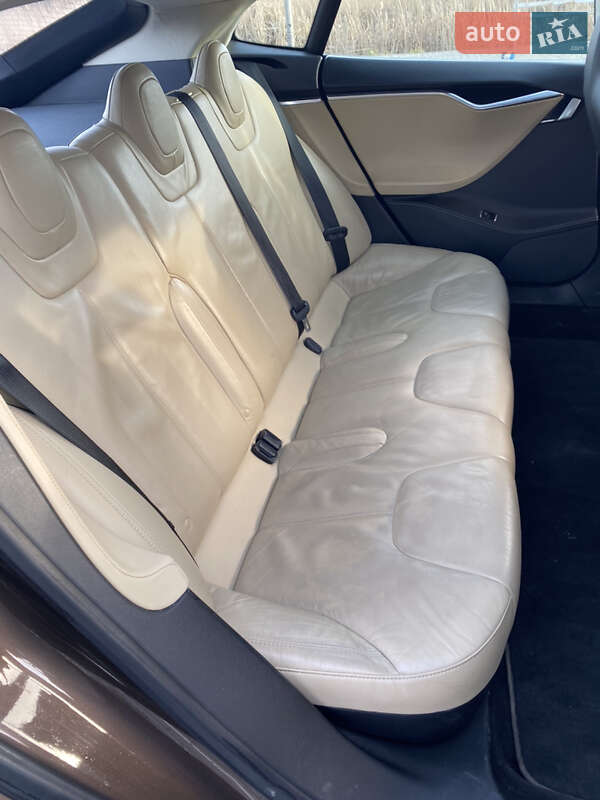 Лифтбек Tesla Model S 2014 в Жовкве
