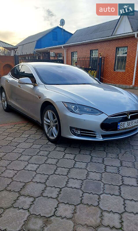 Лифтбек Tesla Model S 2015 в Львове фото 3 Лифтбек Tesla Model S 2015 в Львове