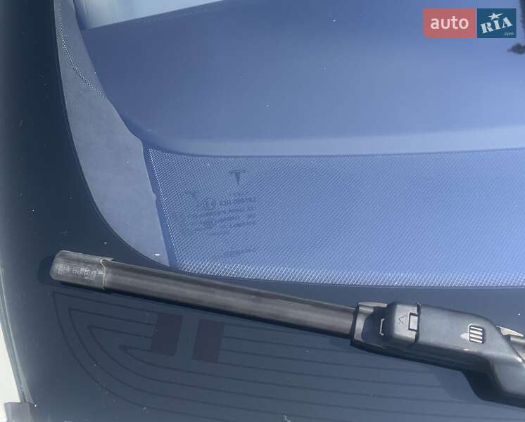 Лифтбек Tesla Model S 2017 в Киеве фото 16 Лифтбек Tesla Model S 2017 в Киеве