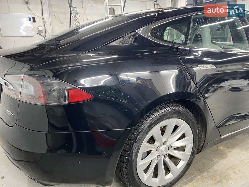 Лифтбек Tesla Model S 2017 в Львове