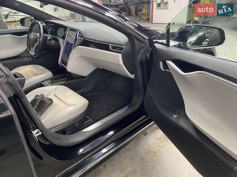 Лифтбек Tesla Model S 2017 в Львове