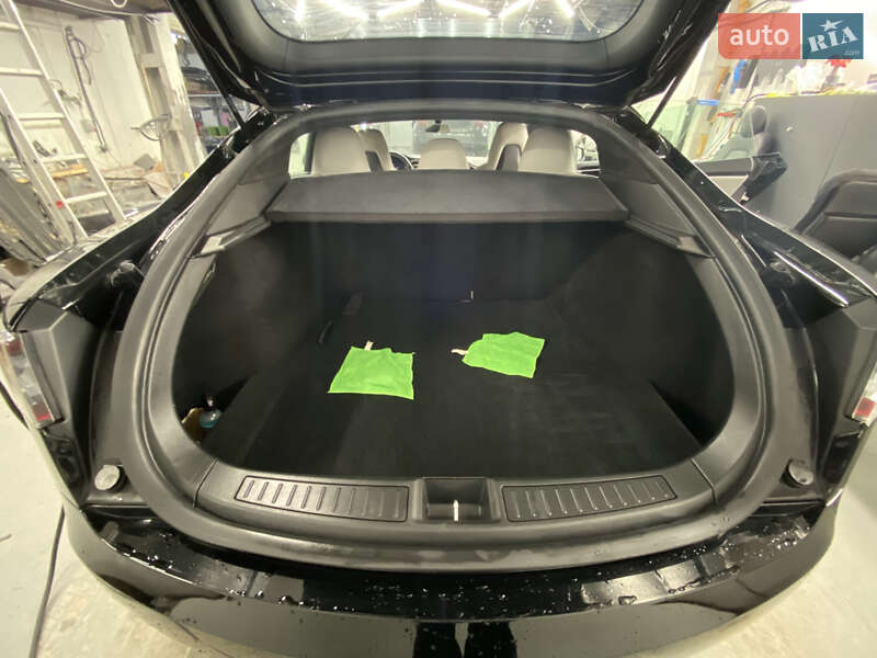 Лифтбек Tesla Model S 2017 в Львове