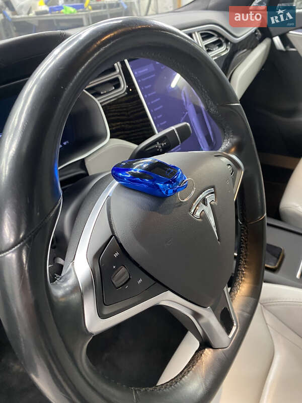 Лифтбек Tesla Model S 2017 в Львове