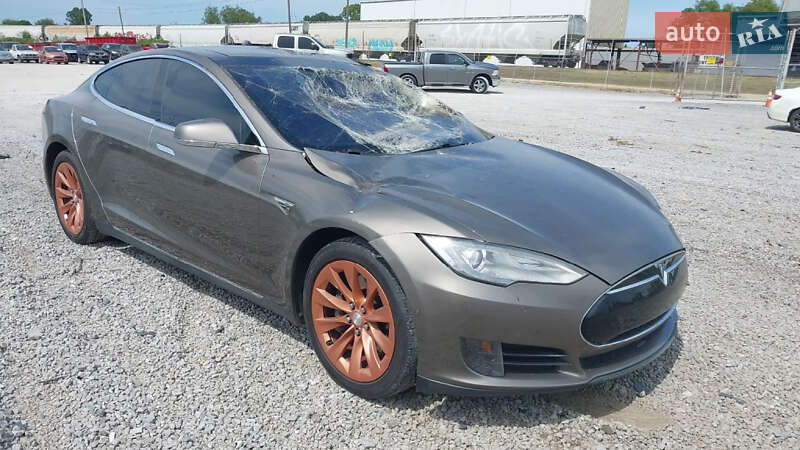 Лифтбек Tesla Model S 2016 в Львове