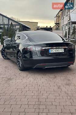 Ліфтбек Tesla Model S 2015 в Стрию