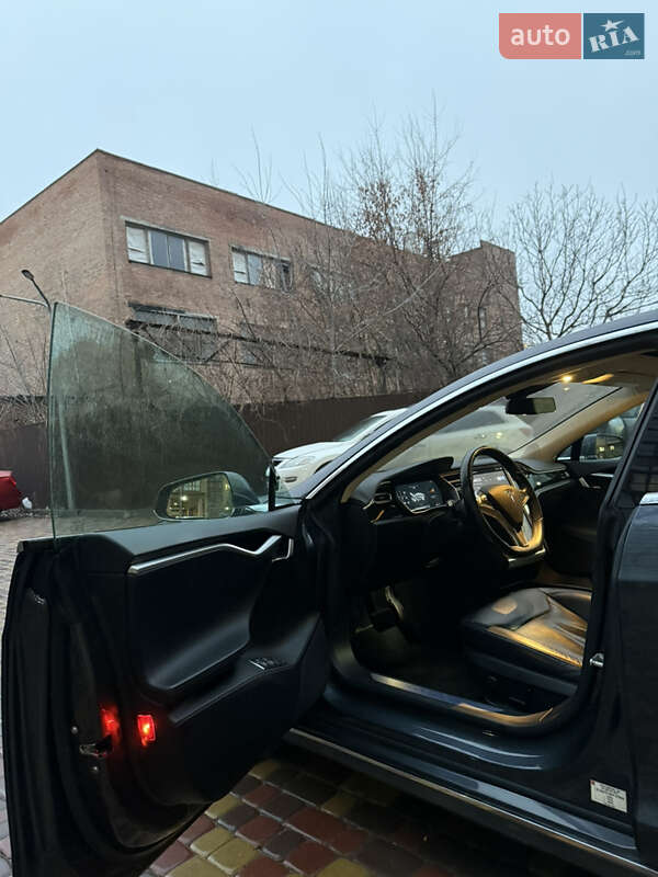 Лифтбек Tesla Model S 2016 в Виннице
