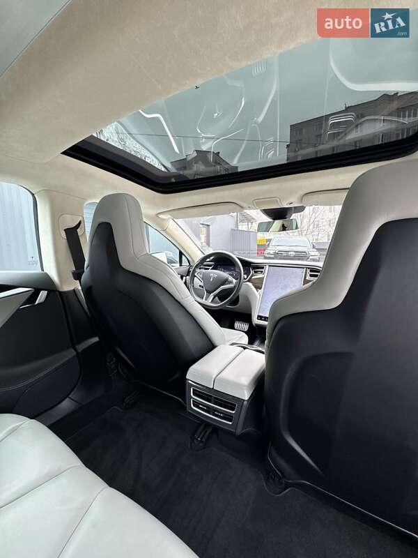 Лифтбек Tesla Model S 2015 в Виннице