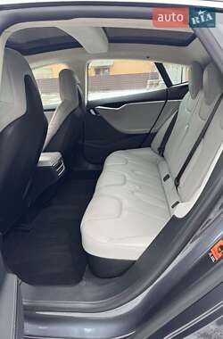 Лифтбек Tesla Model S 2015 в Виннице