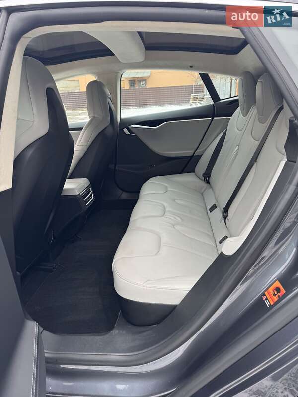 Лифтбек Tesla Model S 2015 в Виннице