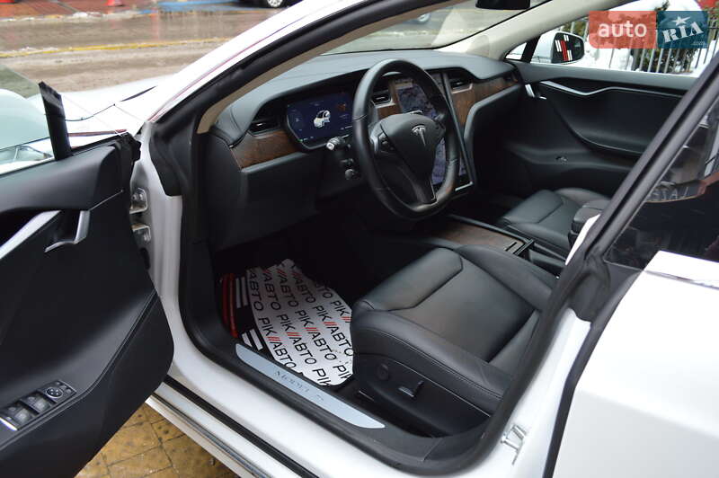 Лифтбек Tesla Model S 2018 в Львове