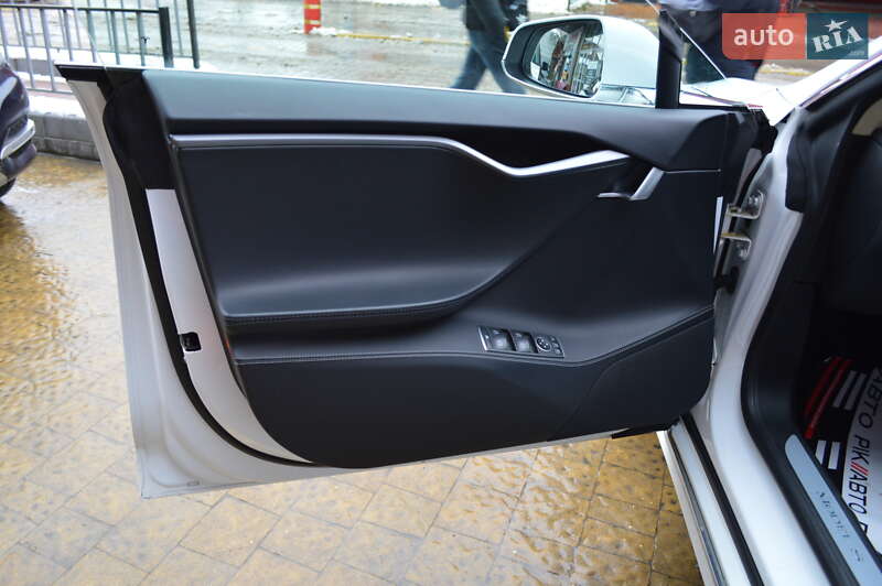 Лифтбек Tesla Model S 2018 в Львове