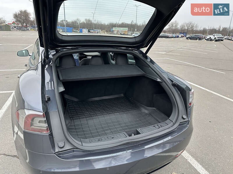 Ліфтбек Tesla Model S 2018 в Дніпрі