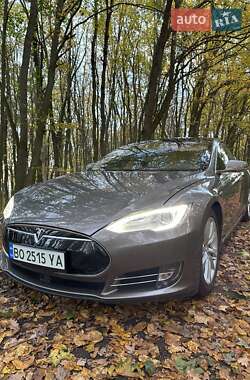 Лифтбек Tesla Model S 2015 в 