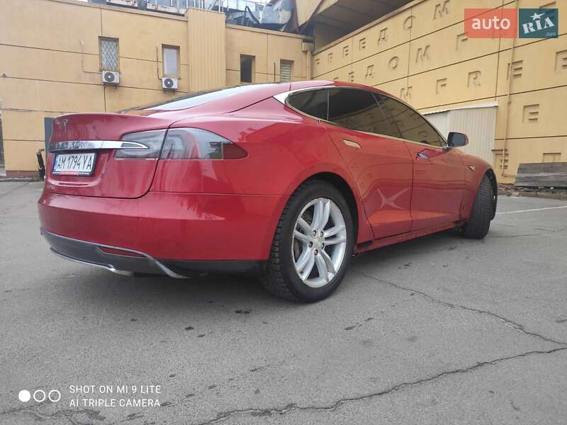 Ліфтбек Tesla Model S 2014 в Києві