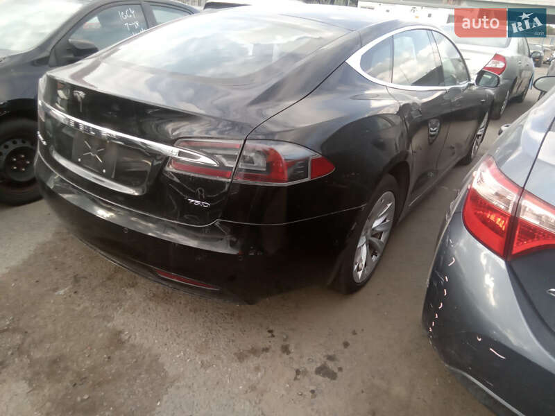 Лифтбек Tesla Model S 2017 в Львове