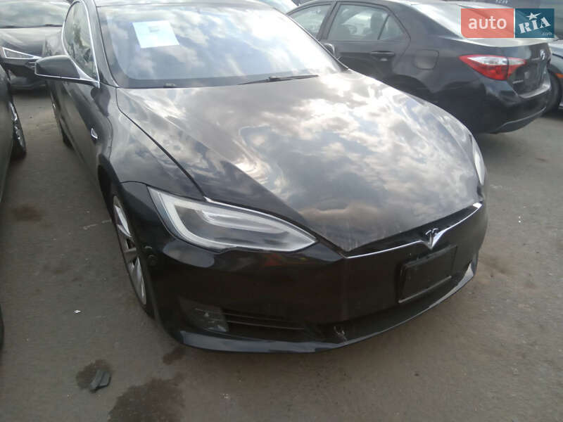 Лифтбек Tesla Model S 2017 в Львове
