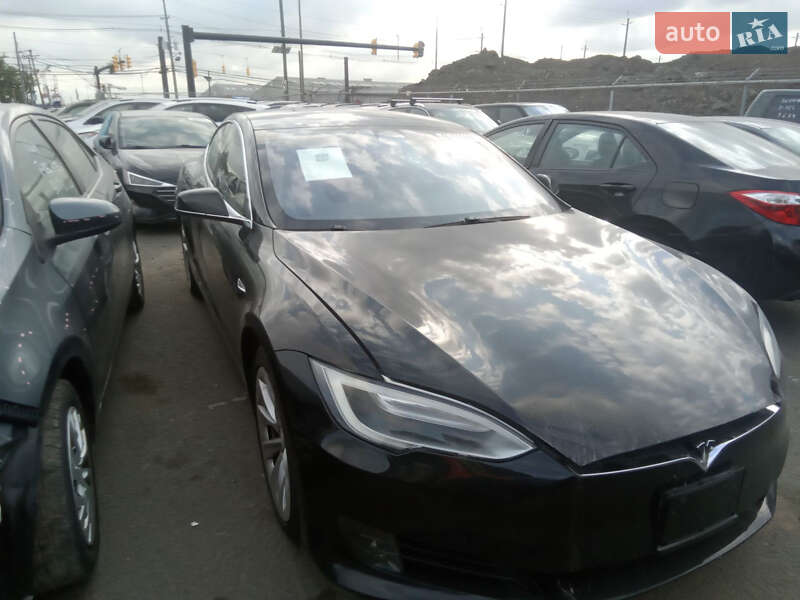 Лифтбек Tesla Model S 2017 в Львове