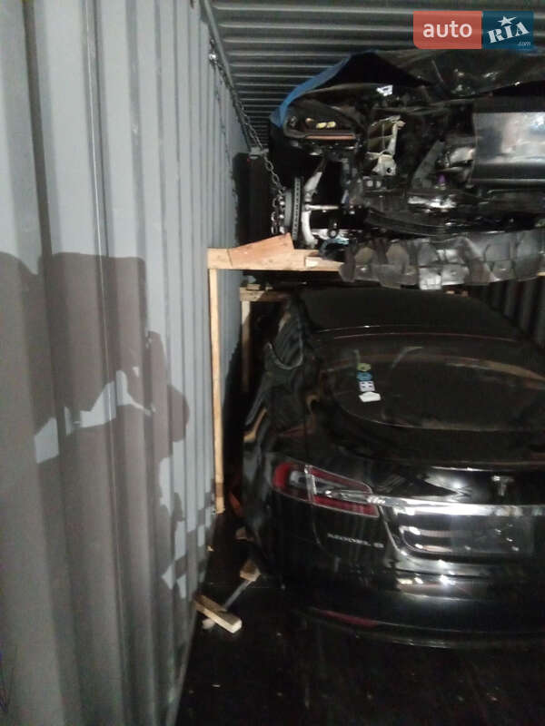 Лифтбек Tesla Model S 2017 в Львове