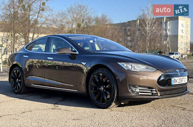 Ліфтбек Tesla Model S 2013 в Дубні